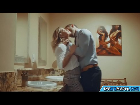 ❤️ Meta blonda busty seduces f'kamra tal-banju pubbliku ️ Sluts f'mt.hentaisaturn.ru ﹏